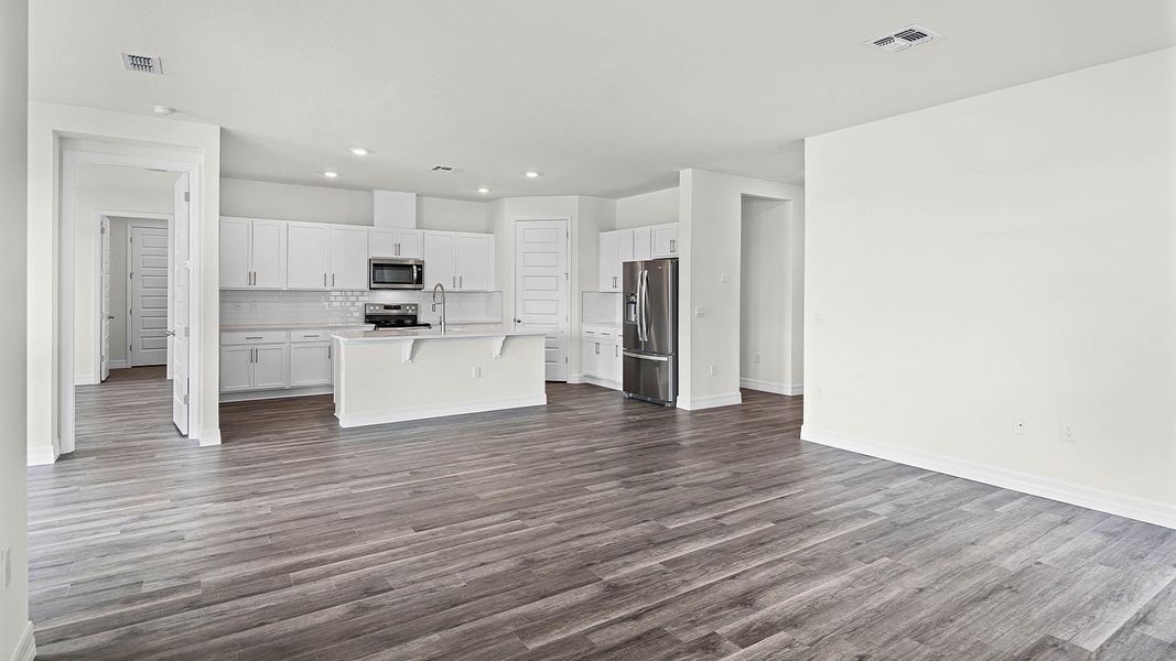 Spacious, unfurnished interior of a new home in Harmony on Lake Eloise, Winter Haven (Image 12).