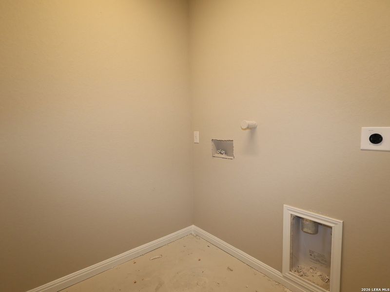 Spacious, unfurnished interior of a new home in Mesquite Ridge, San Antonio (Image 25).