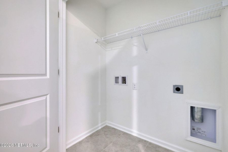 Spacious, unfurnished interior of a new home in , Middleburg (Image 22).