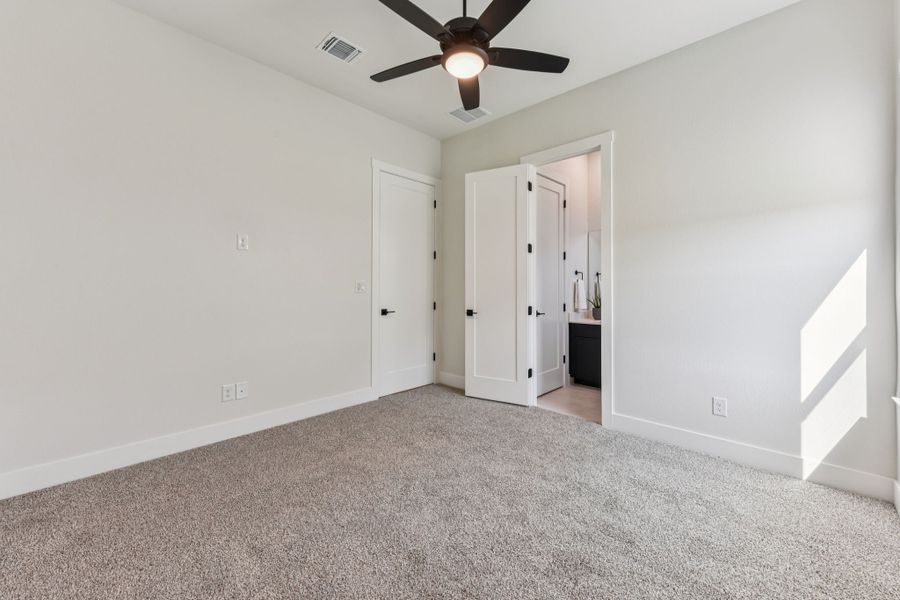 Spacious, unfurnished interior of a new home in Feathergrass, Florence (Image 70).