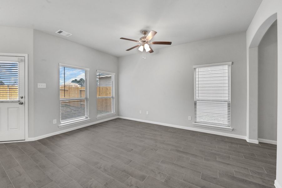 Representative unfurnished interior of a home built from the Floor Plan 1774 by Colina Homes in Rollingbrook Estates, Baytown (Image 25).