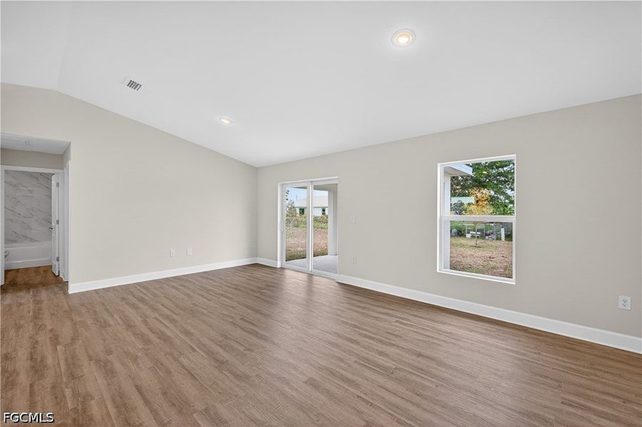 Spacious, unfurnished interior of a new home in Cape Coral, Cape Coral (Image 11).