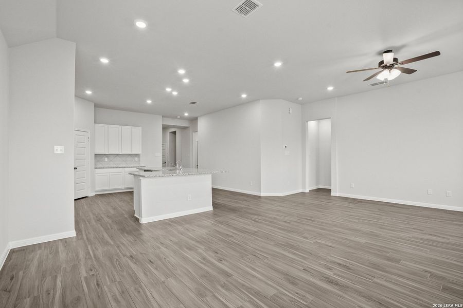 Spacious, unfurnished interior of a new home in Cinco Lakes, San Antonio (Image 22).