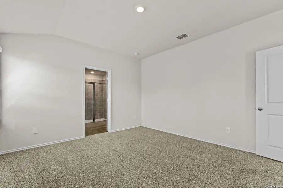 Spacious, unfurnished interior of a new home in Laurel Vistas, San Antonio (Image 25).