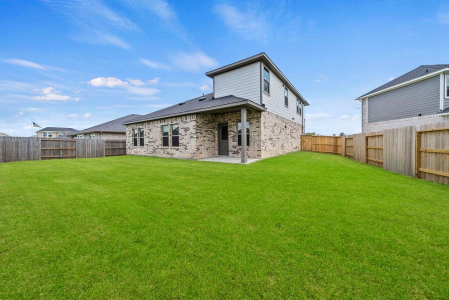 Exterior details and patio area of a home in Laurel Landing, Alvin (Image 21).