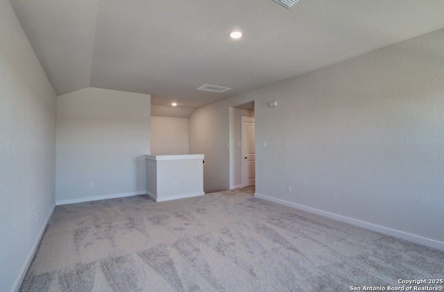 Spacious, unfurnished interior of a new home in Westridge, San Antonio (Image 12).