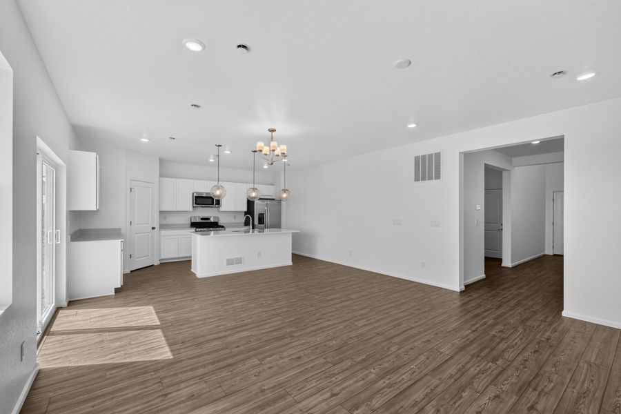 Spacious, unfurnished interior of a new home in Lake Bluff, Greeley (Image 13).