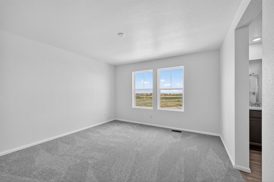 Spacious, unfurnished interior of a new home in Lake Bluff, Greeley (Image 15).