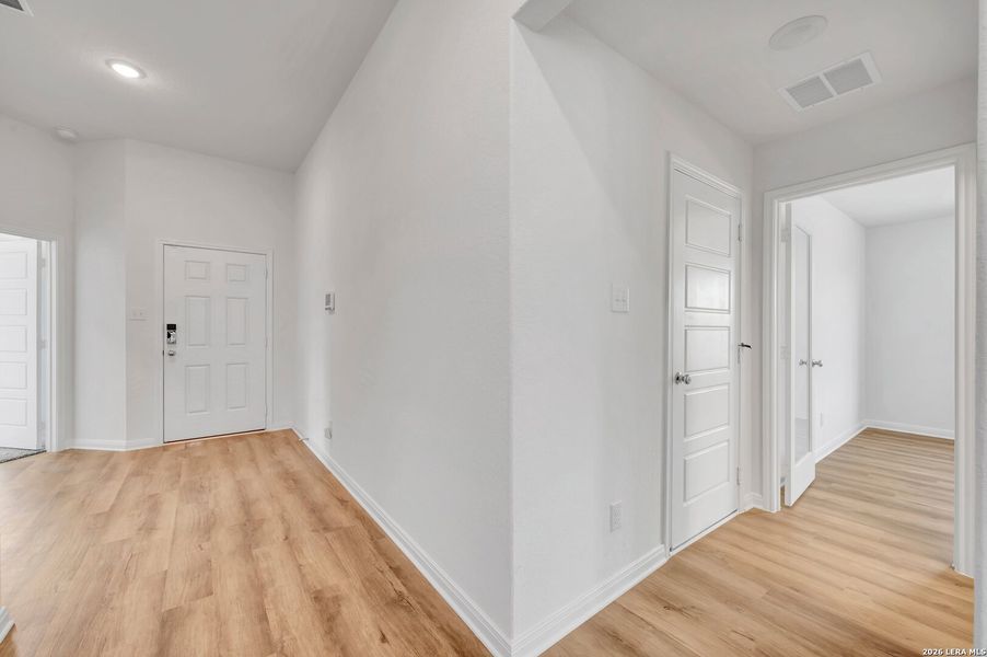 Spacious, unfurnished interior of a new home in Chaparral Ranch, Floresville (Image 33).