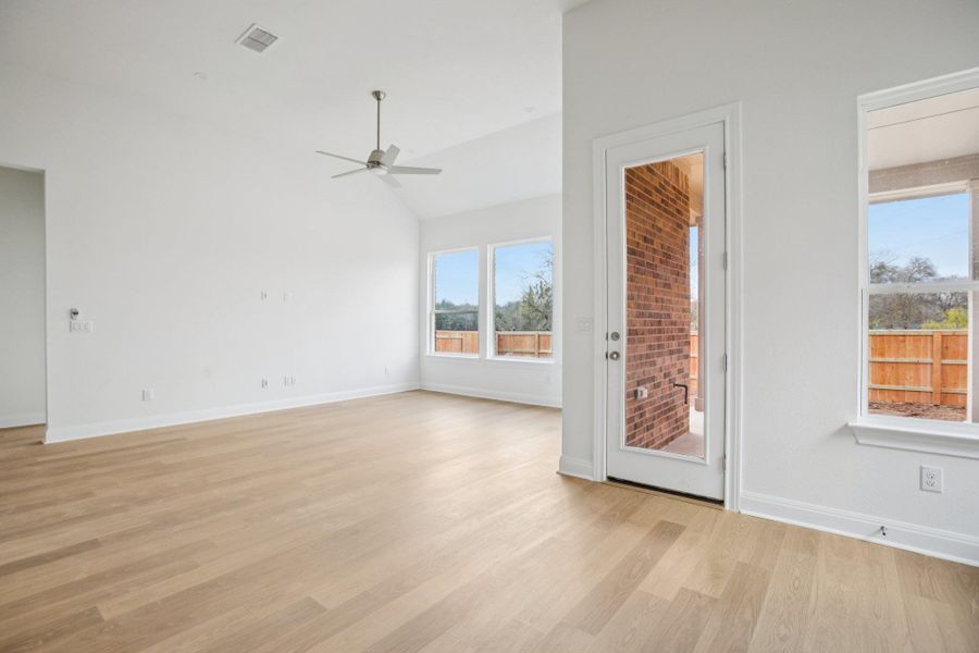 Spacious, unfurnished interior of a new home in Persimmon, Buda (Image 13).