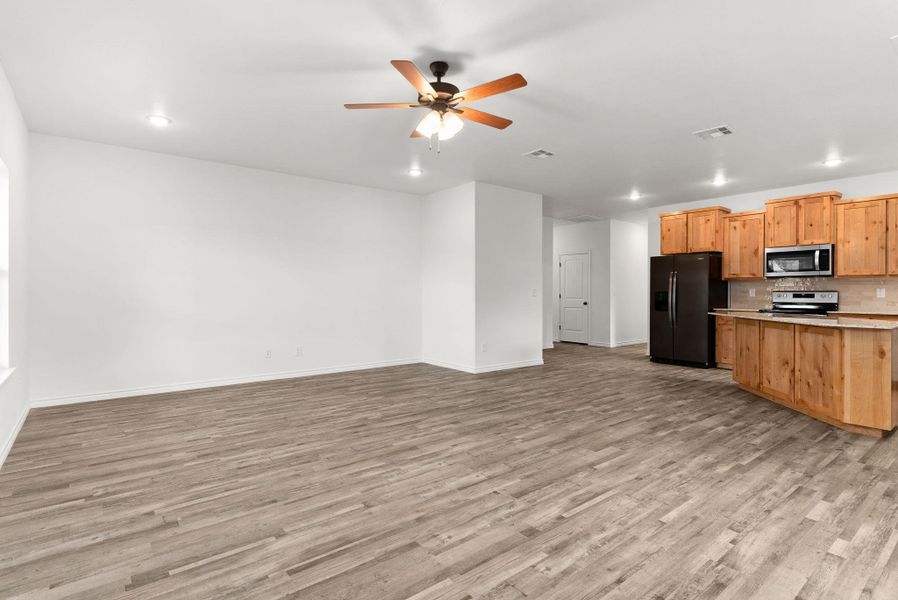 Spacious, unfurnished interior of a new home in , Lampasas (Image 15).