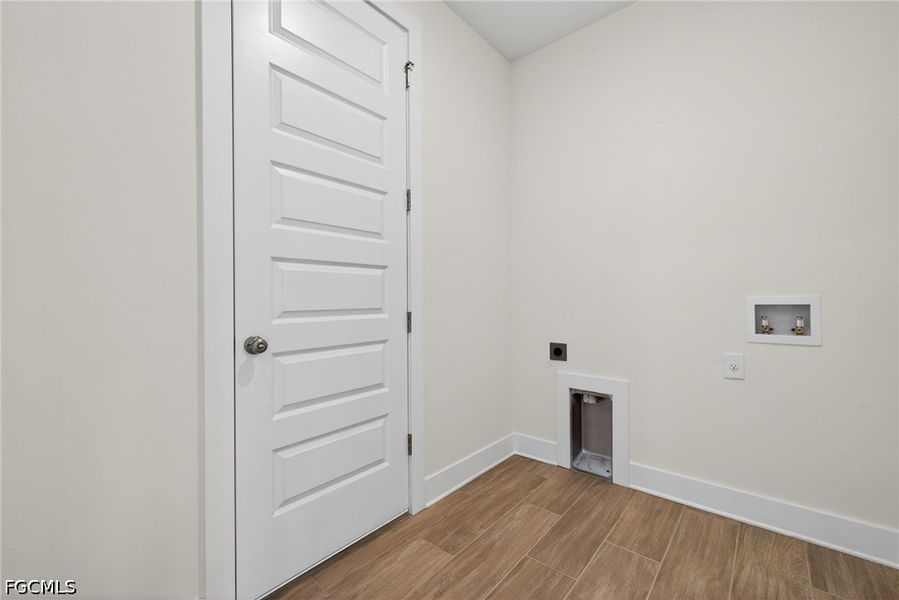 Spacious, unfurnished interior of a new home in Cape Coral, Cape Coral (Image 35).