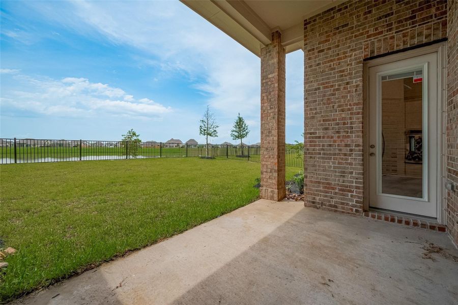 Exterior details and patio area of a home in Lago Mar, Texas City (Image 4).
