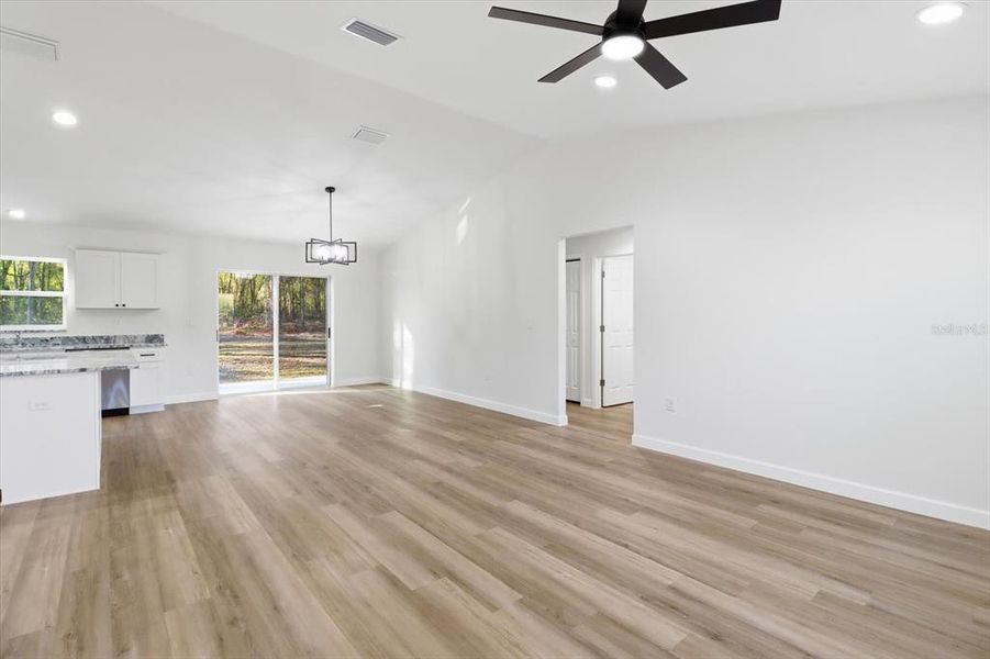 Spacious, unfurnished interior of a new home in , Citrus Springs (Image 28).