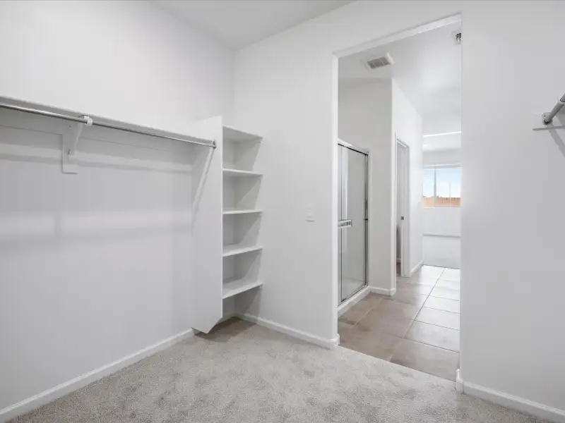 Spacious, unfurnished interior of a new home in Entrada Del Toro, Sahuarita (Image 11).