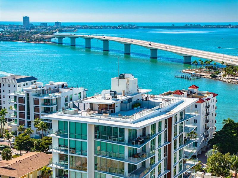 Condo located in Sarasota, FL showcasing its design and architecture (Image 3).