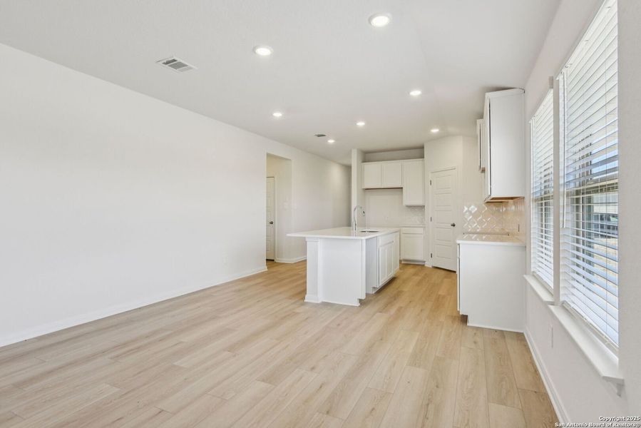 Spacious, unfurnished interior of a new home in Catalina, Converse (Image 41).