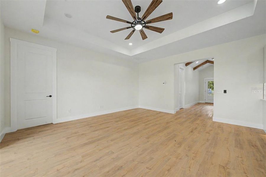 Spacious, unfurnished interior of a new home in , Sebring (Image 46).