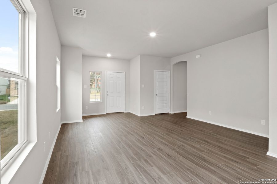 Spacious, unfurnished interior of a new home in Somerset Trails, San Antonio (Image 12). Spacious, unfurnished interior of a new home in Somerset Trails, San Antonio (Image 12).