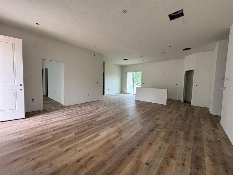 Spacious, unfurnished interior of a new home in , Citrus Springs (Image 27).