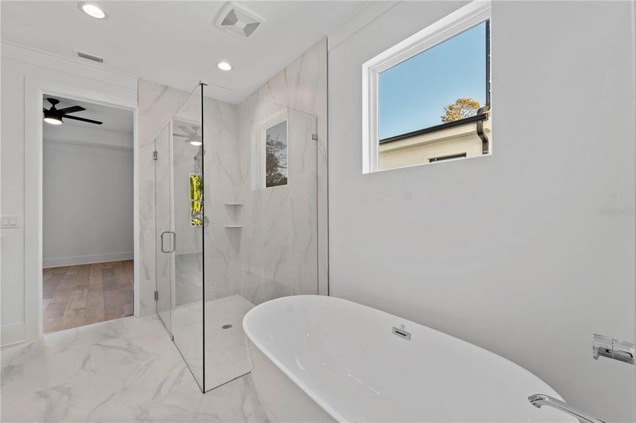 Large Soaking Tub w/Separate Shower