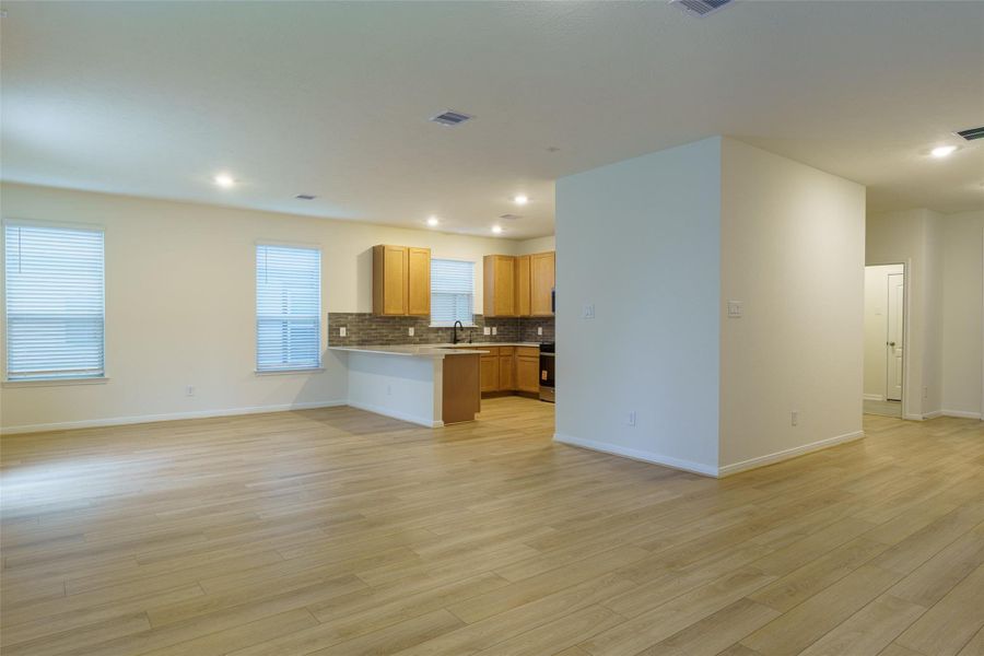 Spacious, unfurnished interior of a new home in Oakwood Trails, Tomball (Image 16).