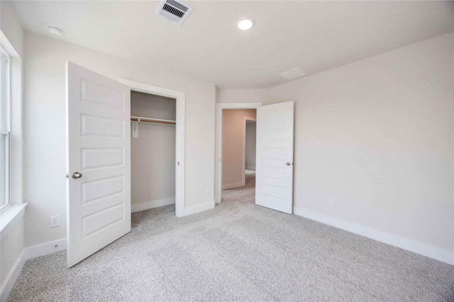 Spacious, unfurnished interior of a new home in Alicante, Houston (Image 14). Spacious, unfurnished interior of a new home in Alicante, Houston (Image 14).