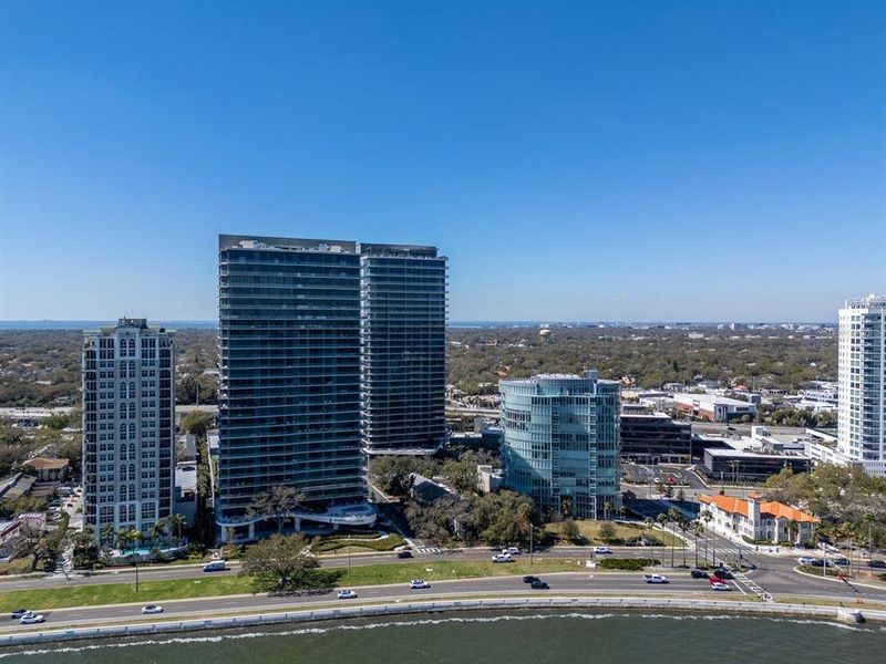 Condo located in Tampa, FL showcasing its design and architecture (Image 27).