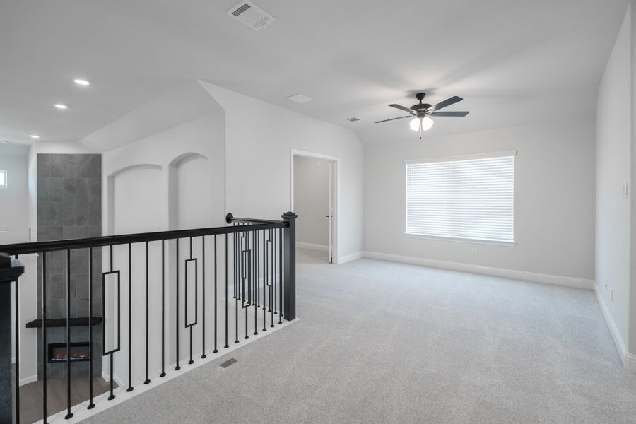 Spacious, unfurnished interior of a new home in Valencia on the Lake, Little Elm (Image 19).