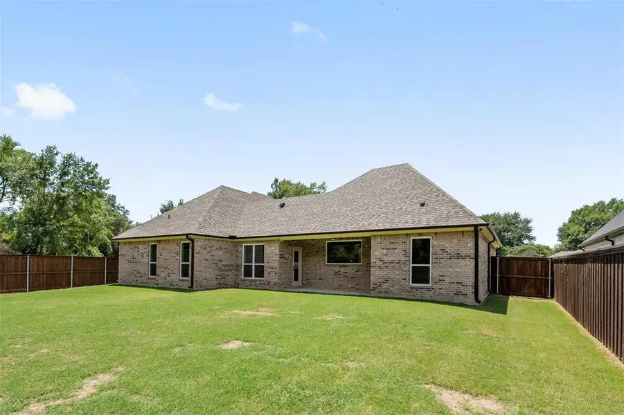 Exterior details and patio area of a home in , Mabank (Image 4).
