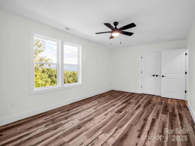 Spacious 2nd bedroom