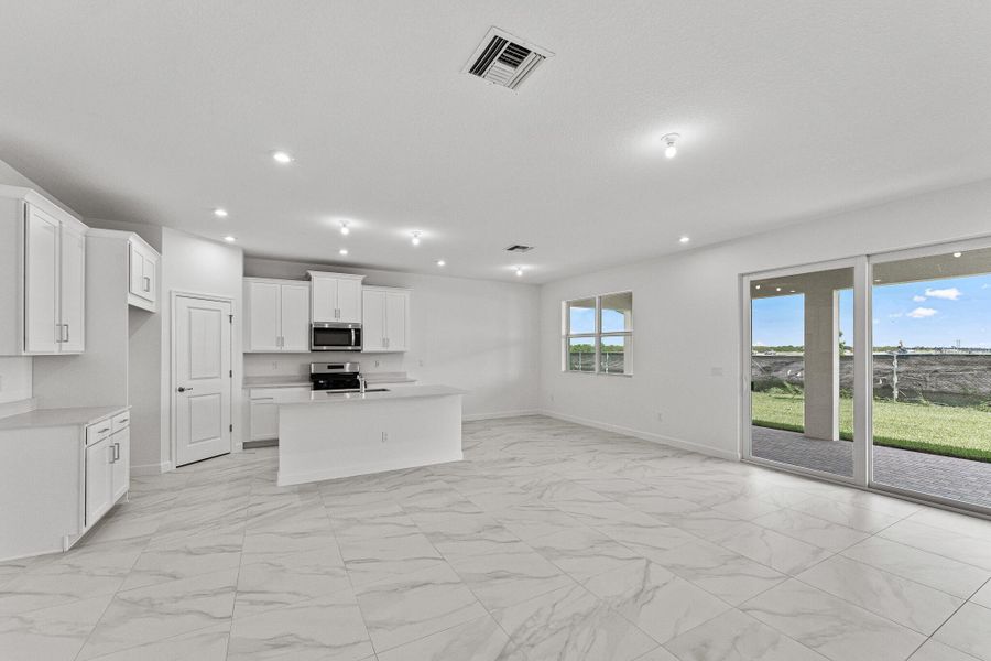 Spacious, unfurnished interior of a new home in Tradition - Cadence, Port St. Lucie (Image 13).