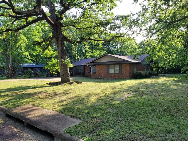 Exterior details and patio area of a home in , Paris (Image 3).