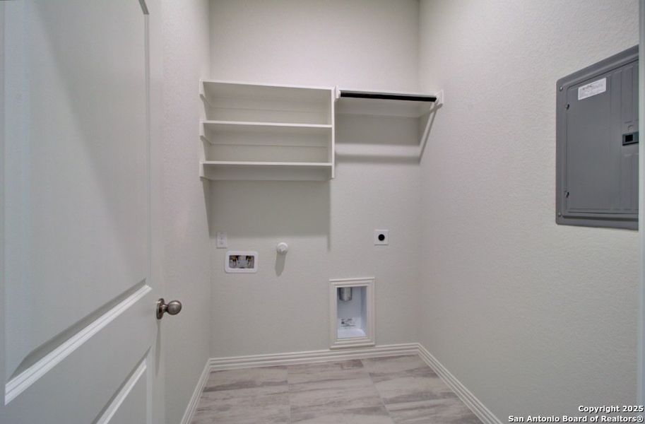 Spacious, unfurnished interior of a new home in The Crossvine, Schertz (Image 22).