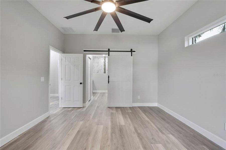 Spacious, unfurnished interior of a new home in , Dade City (Image 19).