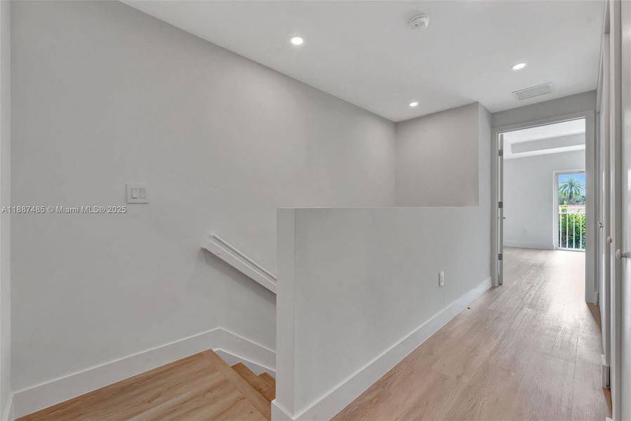 Spacious, unfurnished interior of a new home in , Coral Springs (Image 21).