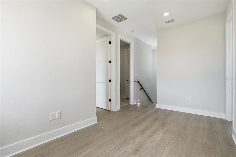Spacious, unfurnished interior of a new home in , St. Petersburg (Image 25).