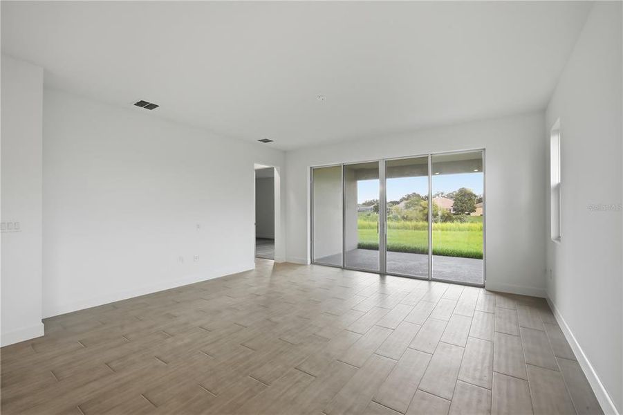 Spacious, unfurnished interior of a new home in Glen Lakes, Weeki Wachee (Image 31).