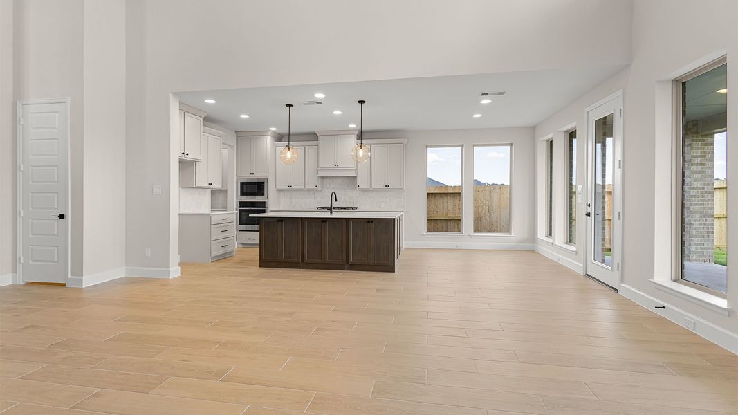 Spacious, unfurnished interior of a new home in Cross Creek West, Fulshear (Image 7).