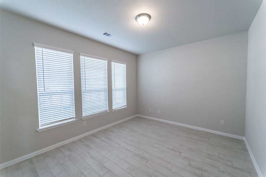 Spacious, unfurnished interior of a new home in Canterra Creek, Rosharon (Image 23).