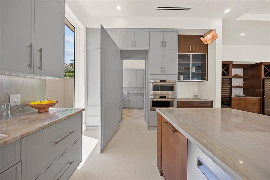 Furnished interior view inside a new home in , Orlando (Image 43).