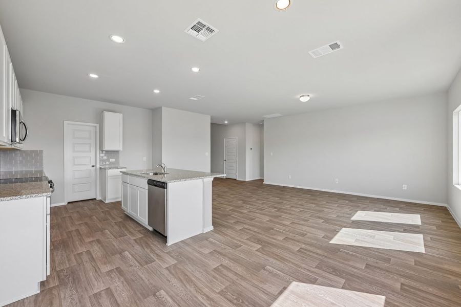 Spacious, unfurnished interior of a new home in Edgebrooke, Pflugerville (Image 14).
