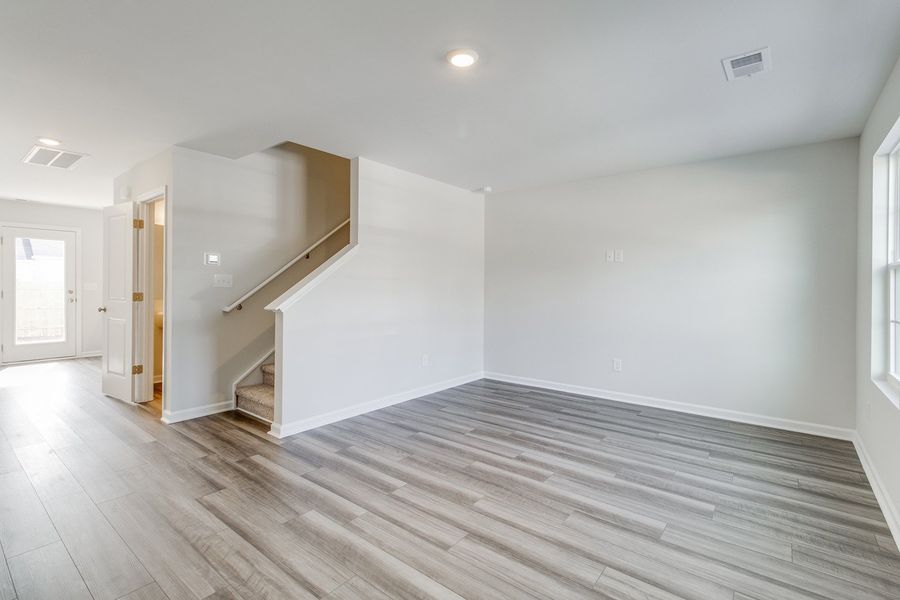 Spacious, unfurnished interior of a new home in Astoria, Columbia (Image 13).