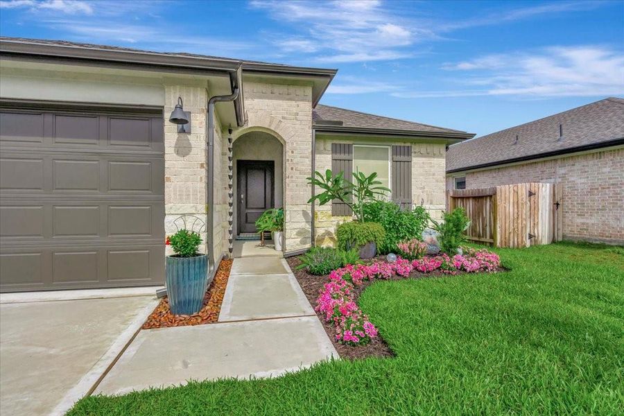 Exterior details and patio area of a home in Pelican Pointe, Texas City (Image 21).