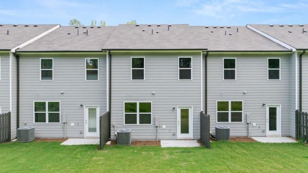Exterior details and patio area of a home in Woodbury Park, South Fulton (Image 3).