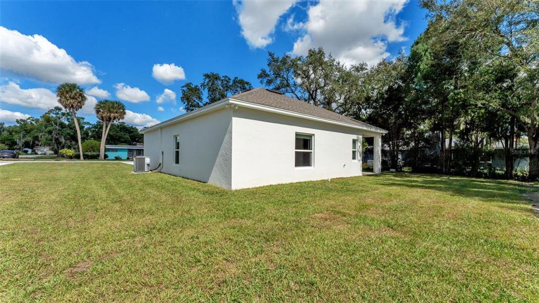 Exterior details and patio area of a home in , Winter Haven (Image 4).