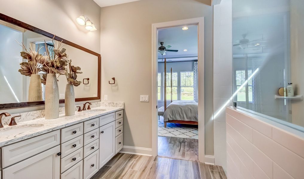 Owner's bath with dual sinks