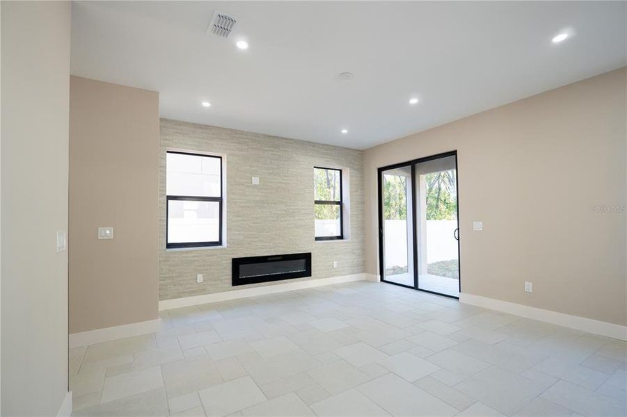 Spacious, unfurnished interior of a new home in , Tampa (Image 29).