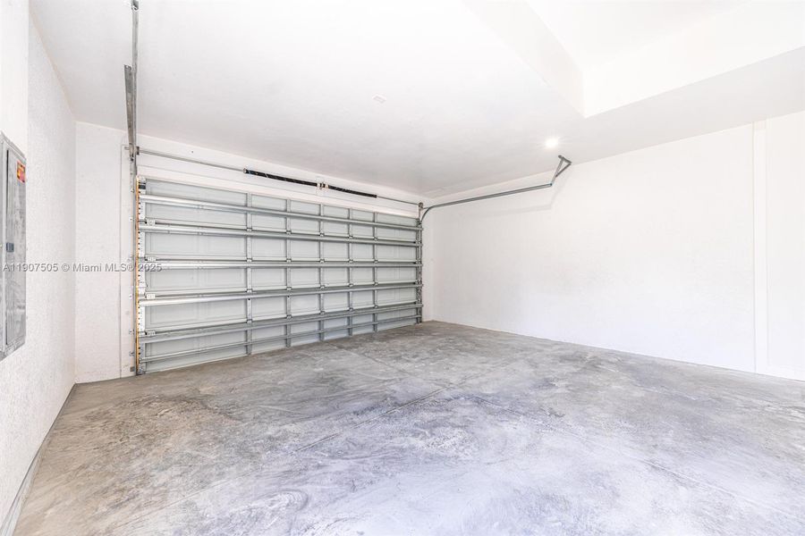 Spacious, unfurnished interior of a new home in , Lehigh Acres (Image 10).