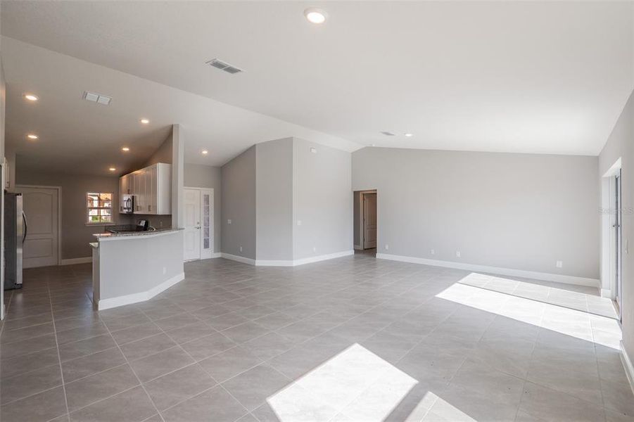 Spacious, unfurnished interior of a new home in , Kissimmee (Image 31).